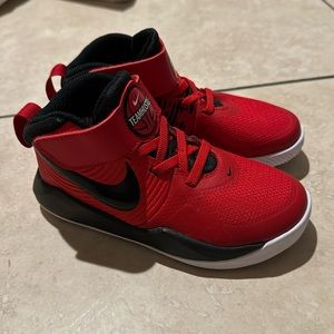 Boys Team Hustle Basketball Shoe